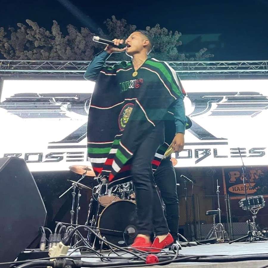 Rosendo Robles cantando en vivo con un jorongo de México